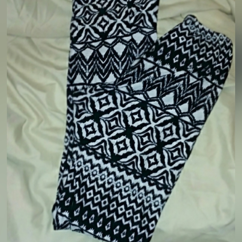 Aztec Leggings that are extremely bold in design and features and very stretchy - Picture 1 of 3